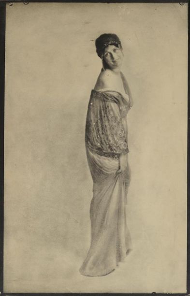  Otto Wegener Isadora Duncan aux pieds nus Paris, vers 1913 Grande épreuve argentique...