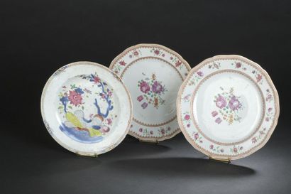 null Paire d'assiettes et une assiette en porcelaine famille rose
Chine, XVIIIe siècle
La...