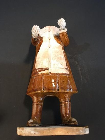 null Statuette de dignitaire en terre cuite émaillée ocre
Chine, époque Ming, XVIIe...