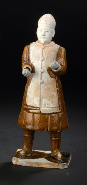 null Statuette de dignitaire en terre cuite émaillée ocre
Chine, époque Ming, XVIIe...