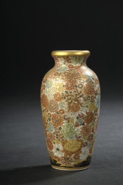 null Petit vase en faïence Satsuma
Japon, époque Meiji, fin du XIXe siècle
De forme...