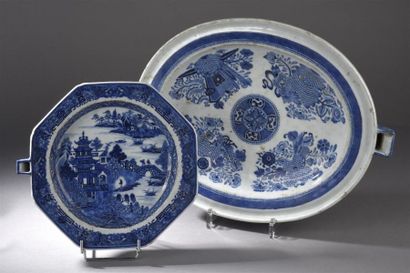 null Deux chauffe-plats en porcelaine bleu blanc
Chine, XIXe siècle
Le premier octogonal...