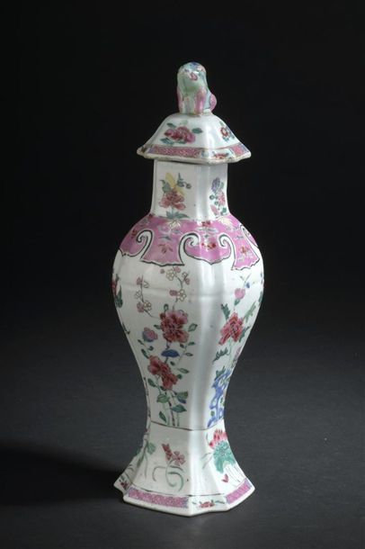 null Vase couvert en porcelaine famille rose
Chine, XVIIIe siècle
Quadrangulaire...