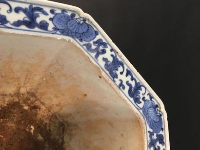 null Jardinière en porcelaine bleu blanc
Chine, XVIIIe siècle
Octogonale, le pied...