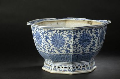 null Jardinière en porcelaine bleu blanc
Chine, XVIIIe siècle
Octogonale, le pied...