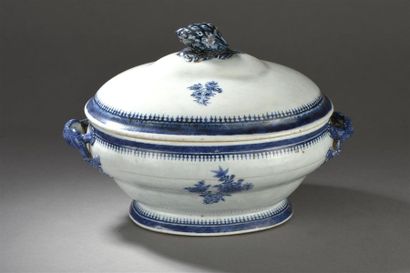 null Terrine couverte en porcelaine bleu blanc
Chine, vers 1800
À décor d'arrangements...