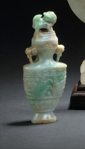 Petit vase balustre couvert en jadéite
Chine,...