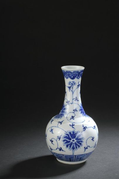 null Vase en porcelaine bleu blanc
Chine, fin du XIXe siècle
La panse globulaire,...