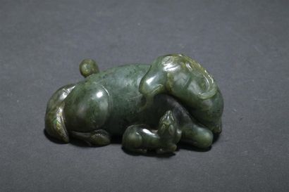 Groupe en jade vert épinard sculpté
Chine,...