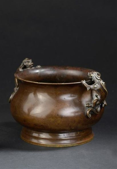 Brûle-parfum en bronze
Chine, XIXe siècle
La...