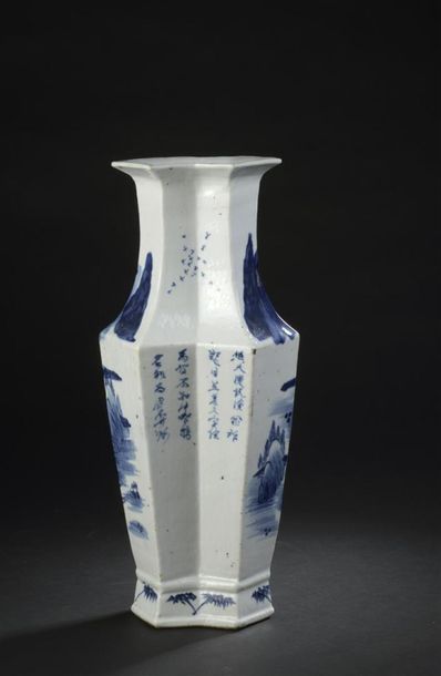 null Vase en porcelaine bleu blanc
Chine, XIXe siècle
En forme de double vase losangé...