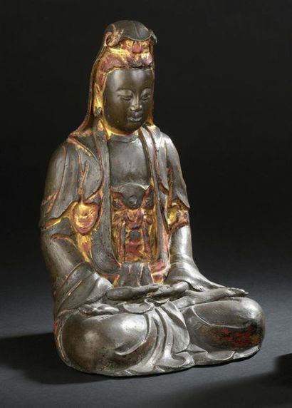 null Statuette de Guanyin en bronze laqué
Chine, XIXe siècle
Représentée assise en...