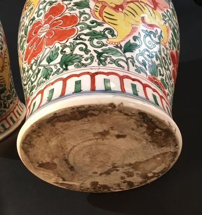null Paire de potiches en porcelaine wucai
Chine, XVIIe siècle
De forme balustre,...