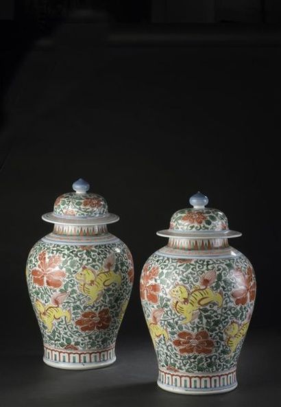 null Paire de potiches en porcelaine wucai
Chine, XVIIe siècle
De forme balustre,...