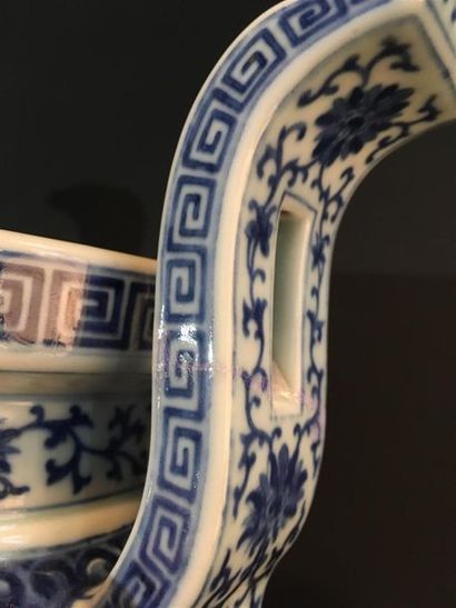 null Brûle-parfum tripode en porcelaine bleu blanc
Chine, marque et époque Jiaqing...