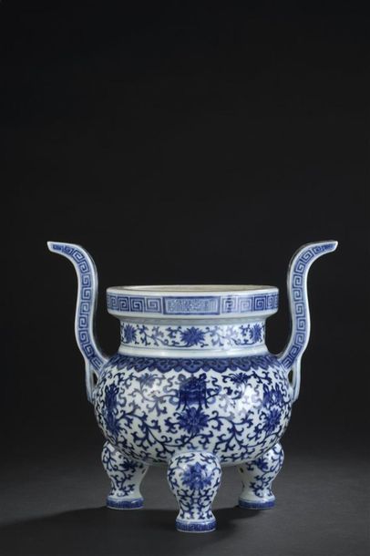 null Brûle-parfum tripode en porcelaine bleu blanc
Chine, marque et époque Jiaqing...