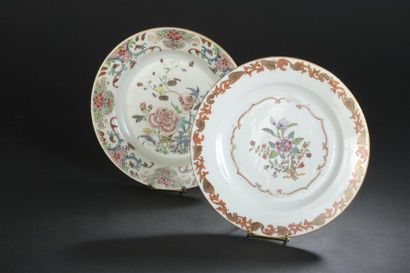 Deux assiettes en porcelaine famille rose
Chine,...