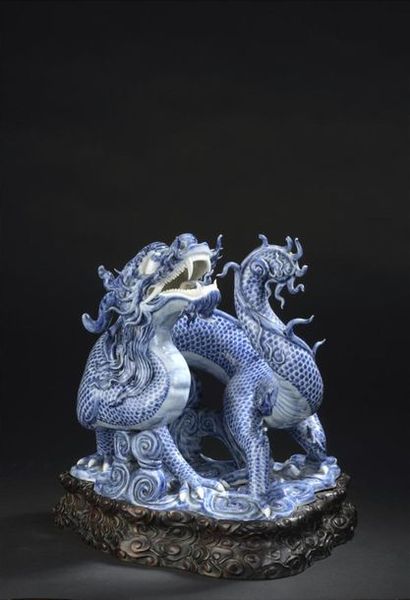 null Dragon en porcelaine bleu blanc
Chine, XXe siècle
Représenté debout sur des...