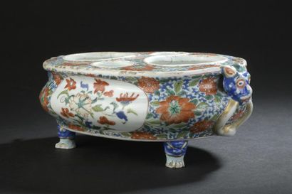 null Huilier en porcelaine polychrome
Chine, XVIIIe siècle
Reposant sur quatre petits...