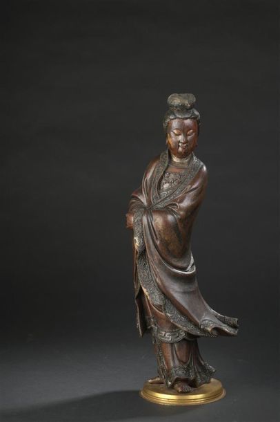 Statuette de Guanyin en bois laqué
Chine,...