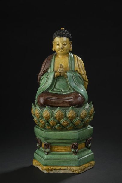 null Statue de Bouddha en terre cuite émaillée jaune, vert et aubergine
Chine, XVIIe...