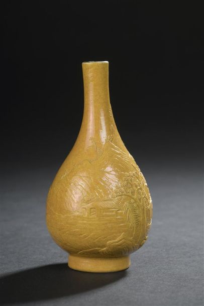 Petit vase en porcelaine monochrome jaune
Chine,...