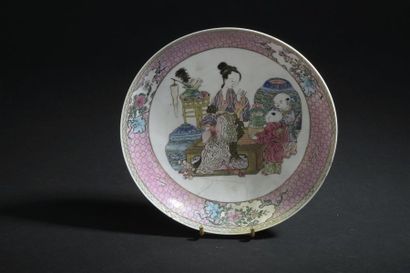 null Coupe en porcelaine famille rose à dos rubis
Chine, époque Yongzheng (1723-1735)
Décorée...