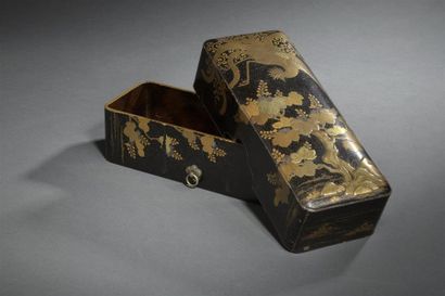 null Boîte à lettres Fumibako en laque
Japon, XIXe siècle
De forme rectangulaire,...