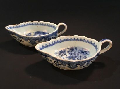 null Paire de saucières en porcelaine bleu blanc
Chine, XVIIIe siècle
L'intérieur...