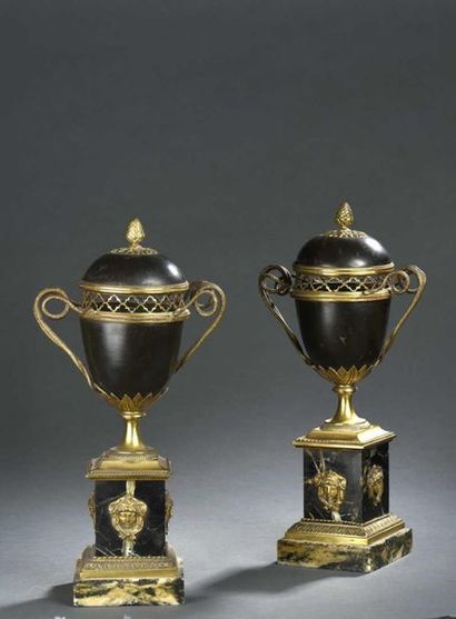 null Paire de vases couverts d'époque Louis XVI
En bronze patiné, ciselé et doré,...