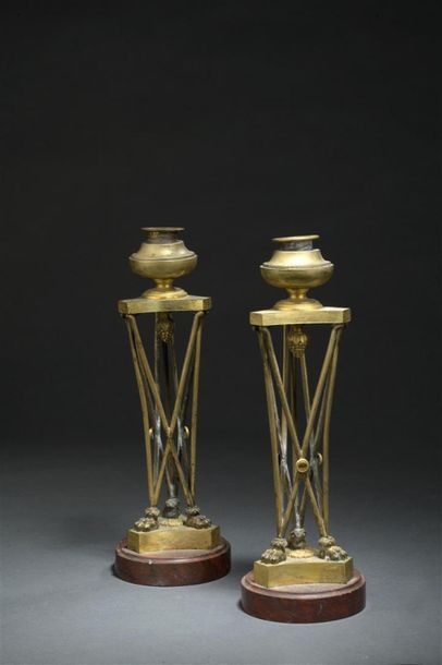 null Paire de bougeoirs en bronze ciselé et doré d'époque Empire
A décor d'un vase...