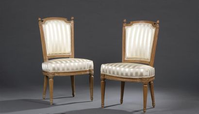 null Paire de chaises en bois mouluré et sculpté, estampillées A.P. Dupain et JME,...