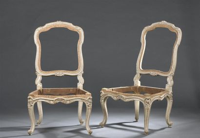 null Paire de chaises en bois mouluré et sculpté de style Louis XV, d'après un modèle...