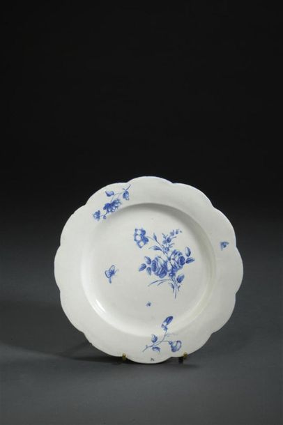 Chantilly, XVIIIe siècle Assiette en porcelaine...