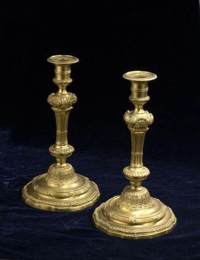null Paire de flambeaux en bronze ciselé et doré de style Louis XV
à décor de frises...