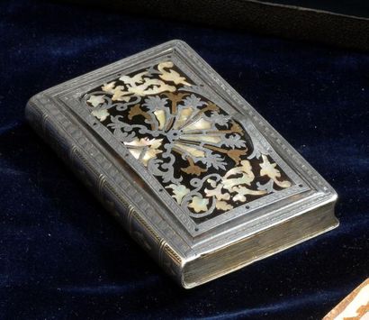 null Tabatière en argent, écaille et nacre d'époque Louis XV
En forme de livre, inscrit...