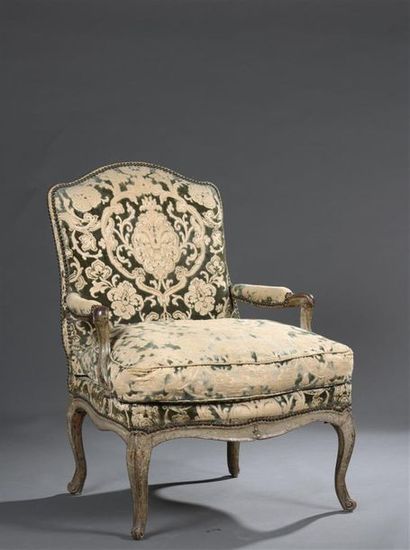 null Grand fauteuil en bois mouluré et sculpté d'époque Louis XV
à dossier plat garni,...