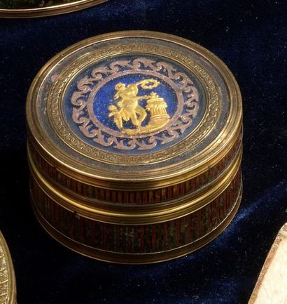 null Petite boîte en vernis Martin imitant le tissu d'époque Louis XVI
A décor de...
