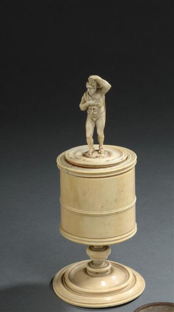 null Vidrecome en ivoire tourné et sculpté, Allemagne, XVIIe siècle
A décor d'Hercule...