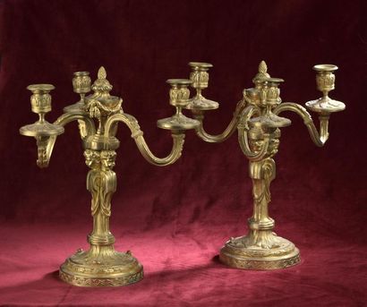 null Paire de candélabres de style Louis XVI, XIXe siècle
En bronze ciselé et doré....