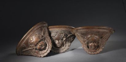 null Trois miséricordes en bois naturel mouluré à décor d'une tête d'angelot, XVIIe...