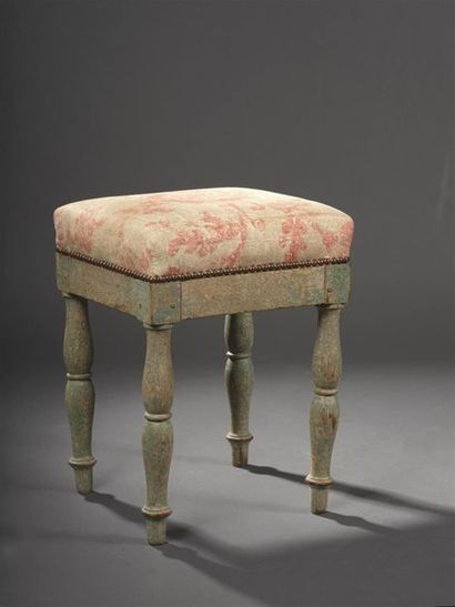 null Tabouret en bois mouluré et laqué bleuvert par Jacob, d'époque Empire.
La ceinture...