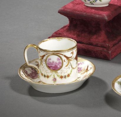 null Paris, fin du XVIIIe siècle
Tasse litron et sa soucoupe en porcelaine à décor...