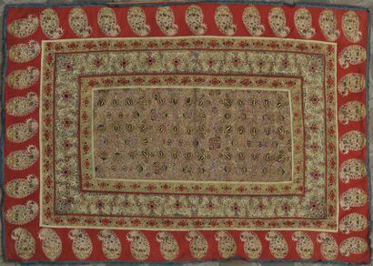  Broderie Rachti, Perse, seconde moitié du XIXe siècle, toile de laine rouge brodée...