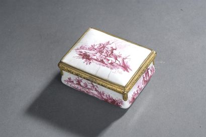 null Boîte en émail à décor en camaïeu d'époque Louis XV
De forme rectangulaire à...