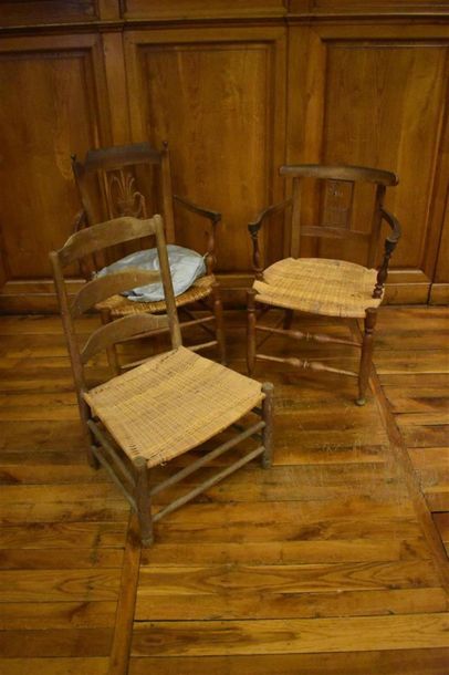 null Deux fauteuils et une chaise paillés
H. 81 L. 50 P. 47 cm