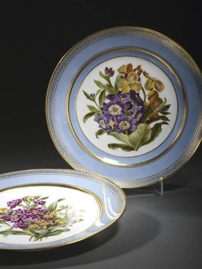 null Sèvres , XIXe siècle, vers 1840
Deux assiettes en porcelaine à décor polychrome...