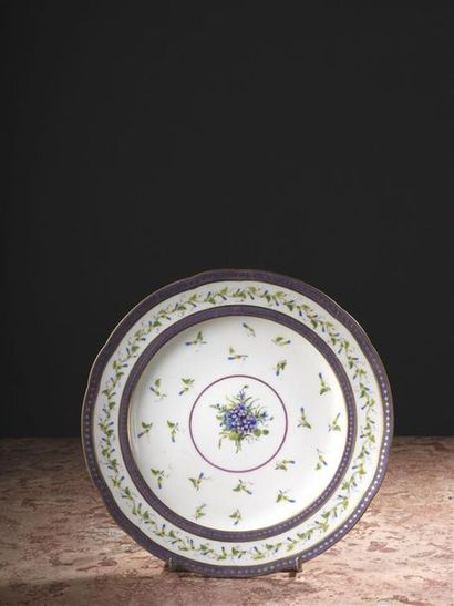 null Sèvres , XVIIIe siècle, 1786
Assiette en porcelaine tendre à décor polychrome...