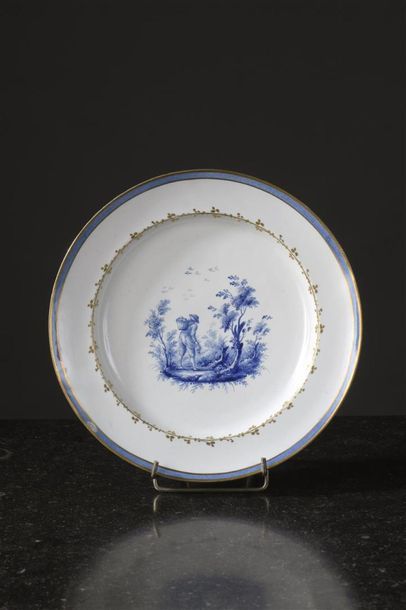 null Naples , fin du XVIIIe siècle
Assiette en porcelaine à décor en camaïeu bleu...