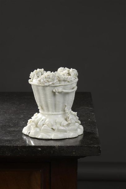 null Saint -Cloud, XVIIIe siècle
Vase pot-pourri couvert en porcelaine tendre
émaillée...